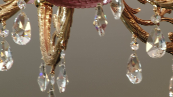 Prachtige kristallen kroonluchter aan het plafond. - Video