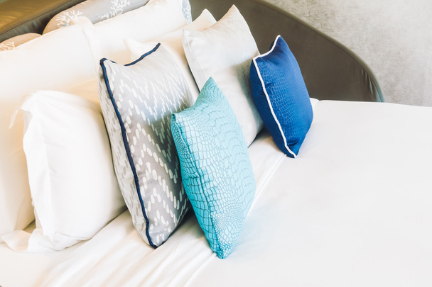 schöne Luxus-Kissen auf dem Bett - Foto, Bild