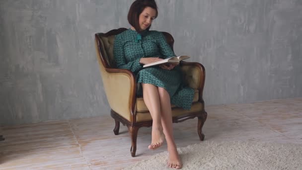 Όμορφη γυναίκα που διαβάζει ένα βιβλίο - Πλάνα, βίντεο