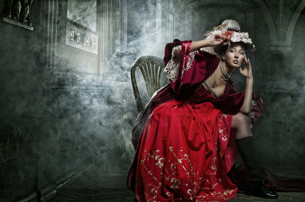 delikátní zamyšleně bruneta pózuje v vinobraní šaty - Fotografie, Obrázek