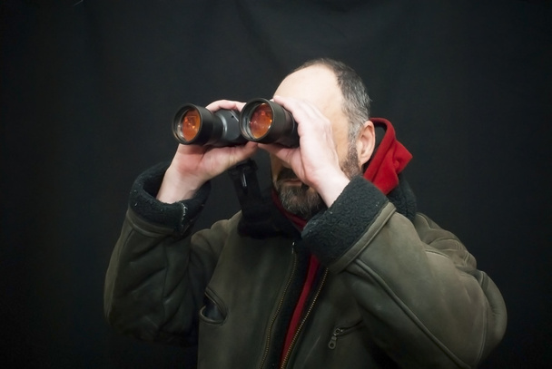 Исследователь смотрит горизонта с биноклем на черном фоне
 - Фото, изображение