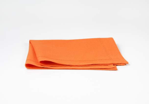 Gevouwen oranje servet - Foto, afbeelding