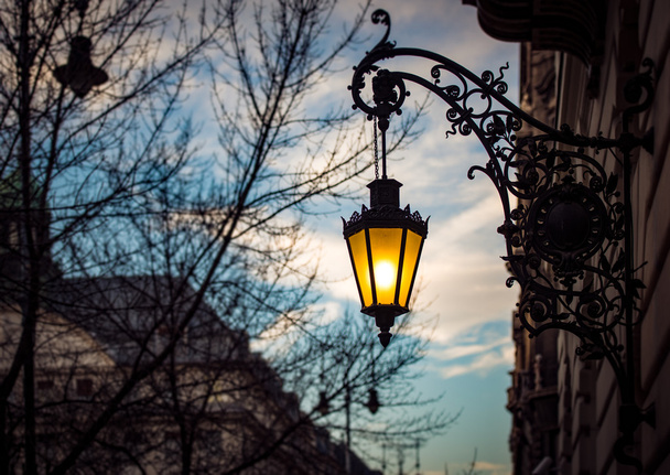 ブダペストは、ヨーロッパの通り夕暮れ時の光. - 写真・画像
