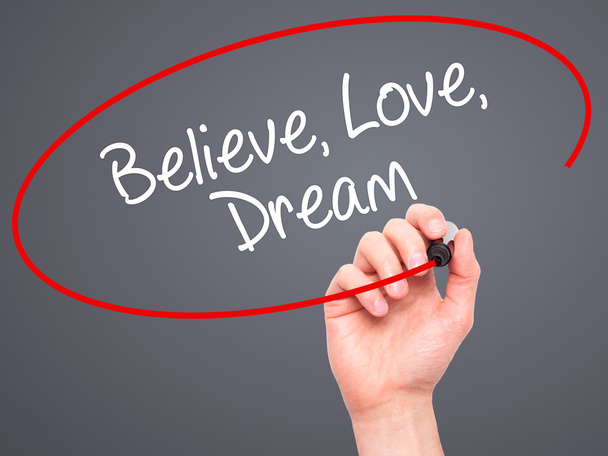 Hombre Escritura a mano Believe Love Dream con marcador negro en visual
  - Foto, imagen