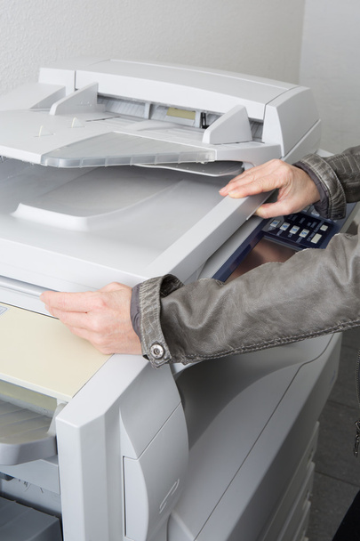 Γυναίκα χέρι χρησιμοποιώντας αντίγραφο εκτύπωσης μηχάνημα στο χώρο επαγγελματίες - Φωτογραφία, εικόνα
