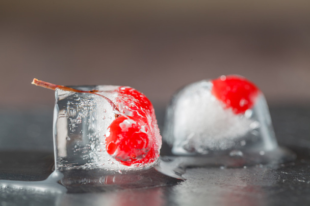 Ice cubes with red currant, on wooden background - Foto, Imagen