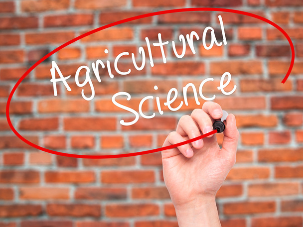Hombre Escritura a mano Ciencias agrícolas con marcador negro en visua
 - Foto, Imagen