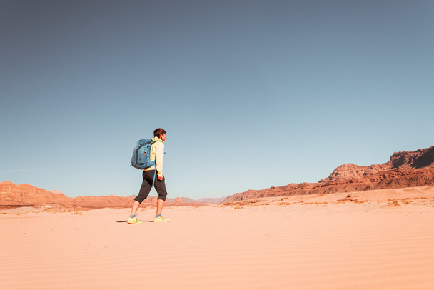 Woman Hiker with backpack enjoy view in desert - Φωτογραφία, εικόνα