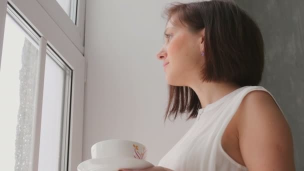 Tee vor dem Fenster trinken - Filmmaterial, Video