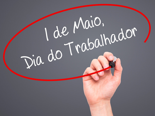 Uomo Scrittura a mano 1 de Maio, Dia do Trabalhador (in portoghese
:  - Foto, immagini