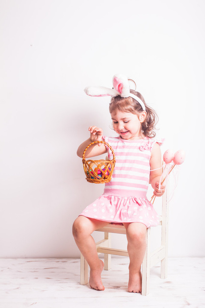 Girl eats a chocolate eggs - Foto, imagen