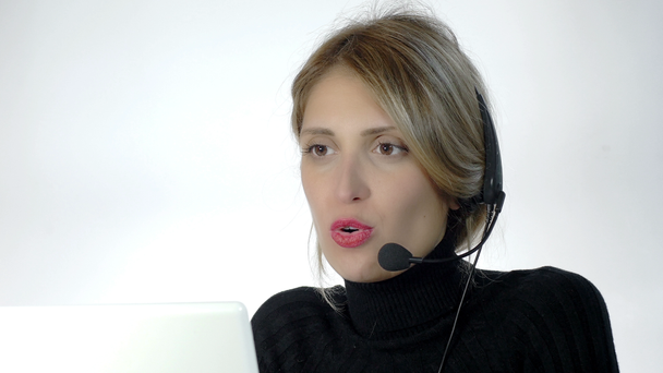 Mulher trabalhando em um call center
 - Filmagem, Vídeo