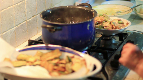 Cocinar experto freír pan y verduras
 - Metraje, vídeo