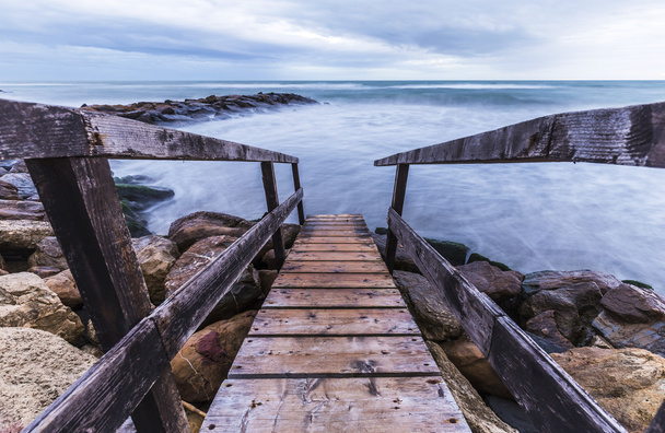 muelle de madera en el mar al atardecer - Foto, Imagen