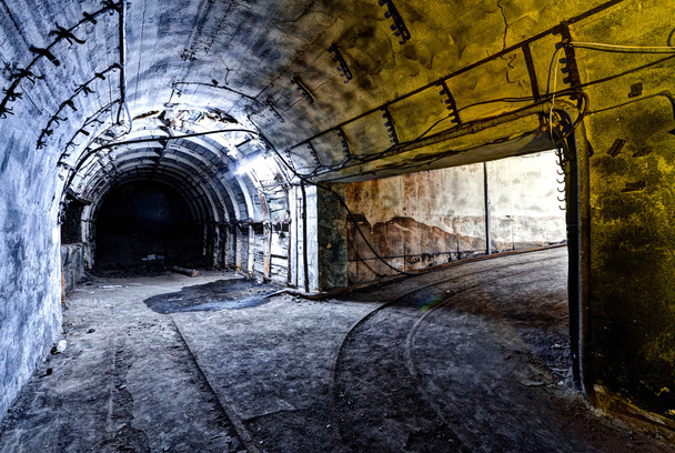 Interior do túnel em mina de carvão abandonada
 - Foto, Imagem
