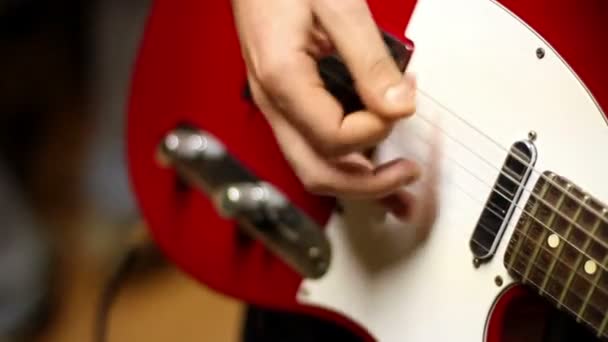 Man playing electrical guitar - Кадры, видео