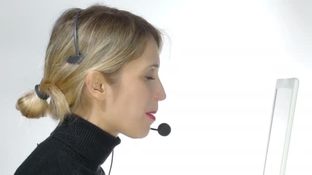 γυναίκα που εργάζεται σε ένα τηλεφωνικό κέντρο - Πλάνα, βίντεο