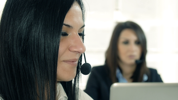 ženy, které pracují v call centru - Záběry, video
