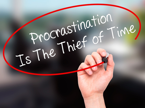 Homme écriture Procrastination est le voleur de temps avec blac
 - Photo, image