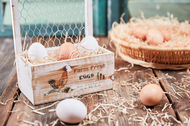 Holzkiste mit Eiern und Heu - Foto, Bild