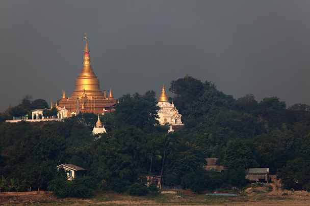 Buddhalainen temppeli Mandalayn Myanmarissa
 - Valokuva, kuva