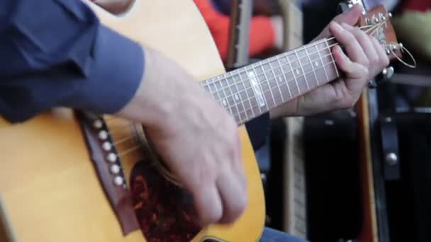 Man playing acustic guitar - Felvétel, videó