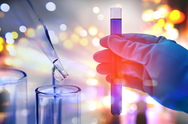 Double exposition du scientifique tenant la main dans un tube à essai de laboratoire
 - Photo, image