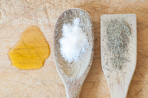 деревянная ложка с маслом соль и перец
 - Фото, изображение