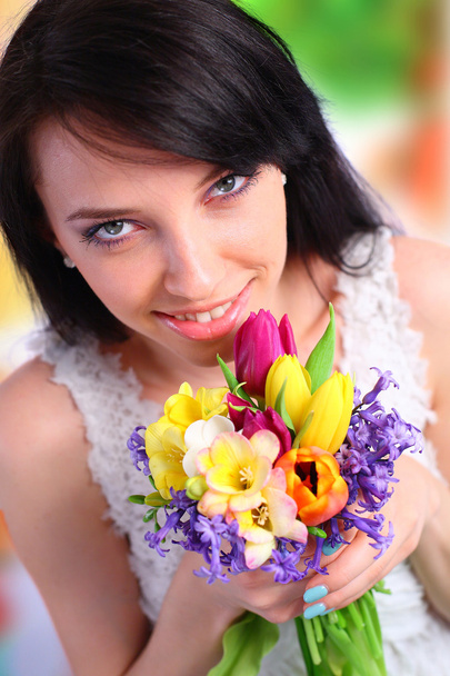 mladá žena drží kytici - Fotografie, Obrázek