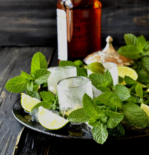 ice glasses of whiskey with mint and lemon - Foto, Imagem