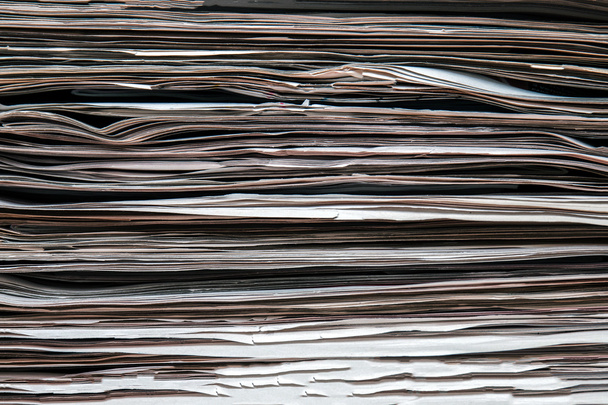 Gazeteler yığılmış yığını - Fotoğraf, Görsel