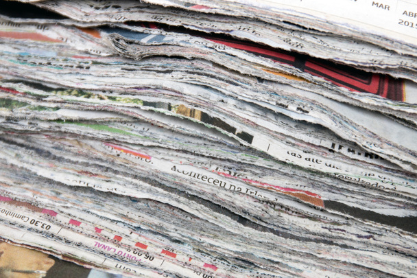 rebanada (corte) pila de periódicos usados
 - Foto, Imagen