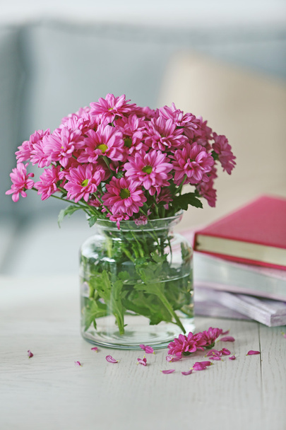 όμορφα λουλούδια στο βάζο  - Φωτογραφία, εικόνα
