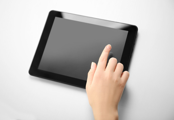 Mano femenina usando tableta moderna
 - Foto, Imagen