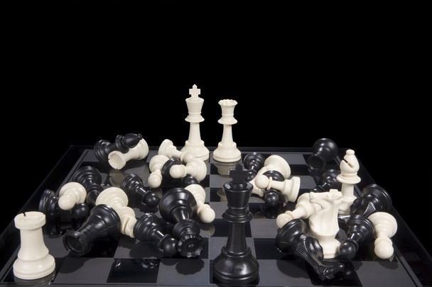 Σκάκι μάχη διάσπαρτα το μαύρο και άσπρο - Φωτογραφία, εικόνα