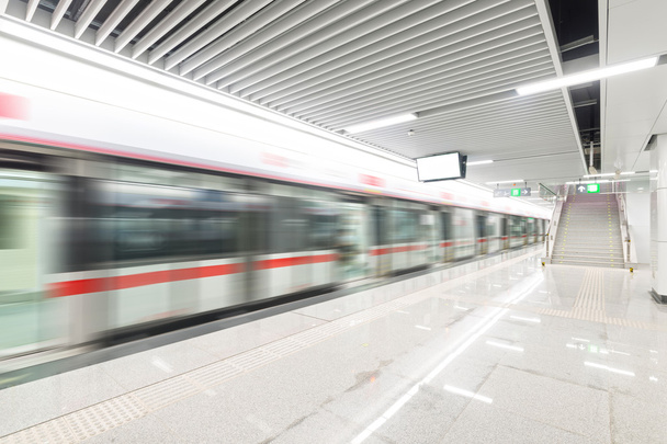 trem rápido em movimento na estação de metrô
 - Foto, Imagem