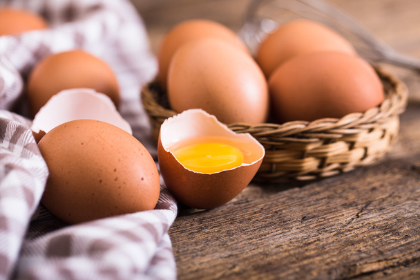 Kuřecí vejce na dřevěném pozadí - Fotografie, Obrázek