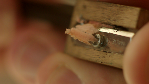 A penge a ceruza ceruzahegyező vágás forgács - Felvétel, videó