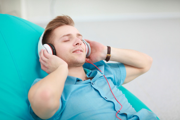 Man listening music with headphones at home - Fotografie, Obrázek