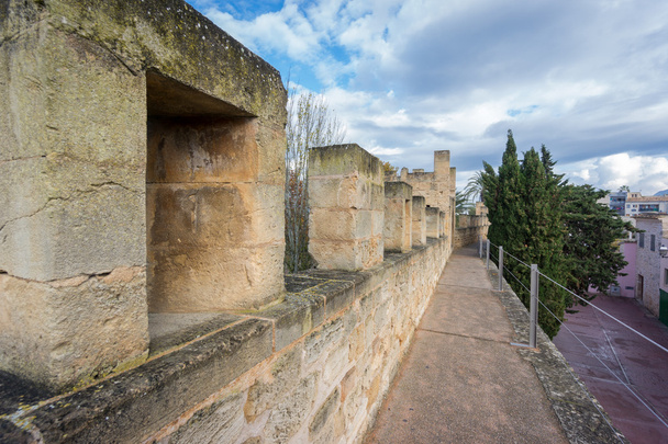 Parte superior de la pared en Alcudia, Mallorca
 - Foto, Imagen