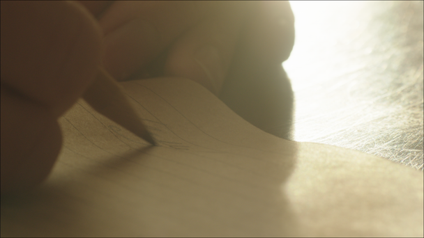 Hombre escribiendo una carta con lápiz de plomo
 - Imágenes, Vídeo
