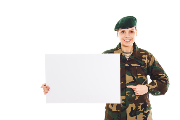 Χαμογελαστό κορίτσι στρατιώτη στη στρατιωτική στολή - Φωτογραφία, εικόνα