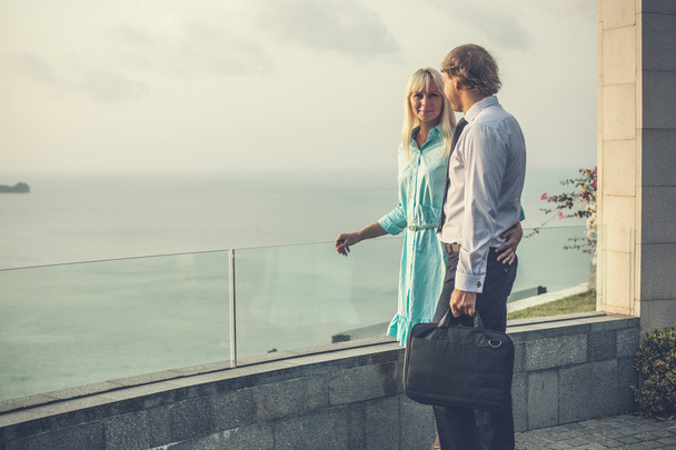 Businessman and his wife on the ocean view background - Foto, Imagen
