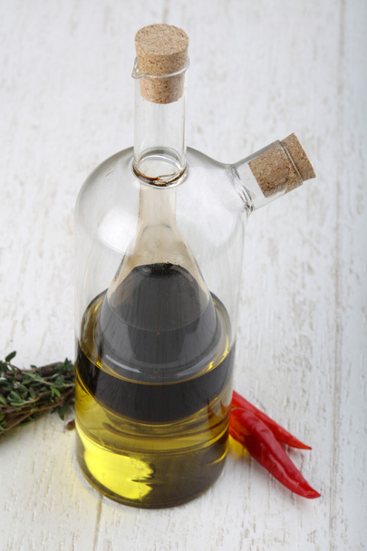 Öl und Essig in der Flasche - Foto, Bild