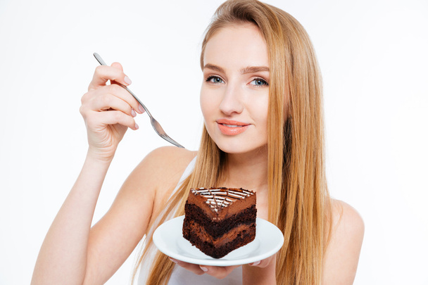 Lächelnd schöne junge Frau, die Schokoladenkuchen isst - Foto, Bild