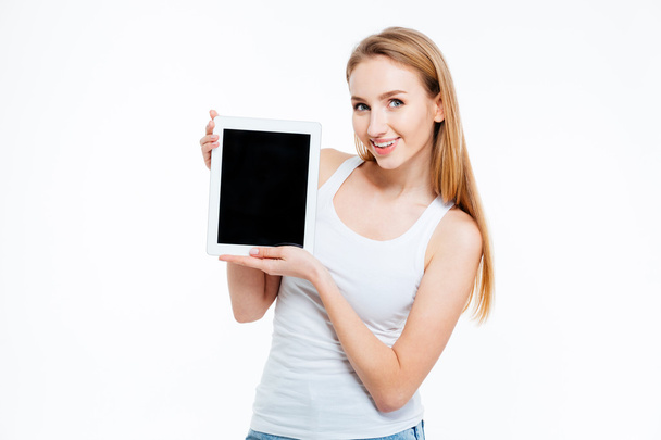 Улыбающаяся женщина показывает чистый экран планшетного компьютера
 - Фото, изображение