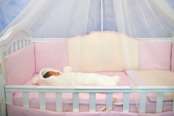 νεογέννητο μωρό που κοιμάται σε ένα παχνί. - Φωτογραφία, εικόνα