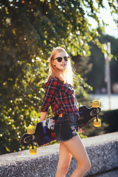 Sport fashion girl posing in summer with skateboard  - Fotoğraf, Görsel