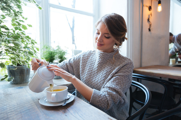 Woman drinking tea in cafe - Foto, Imagem