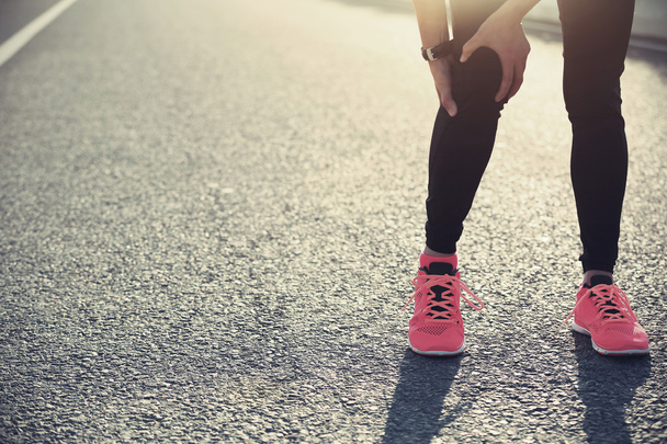 Nainen juoksija loukkaantunut jalka
 - Valokuva, kuva